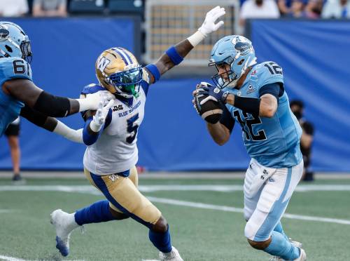 JOHN WOODS / THE CANADIAN PRESS
                                Toronto Argonauts quarterback Chad Kelly escapes the tackle by Winnipeg Blue Bombers&rsquo; Willie Jefferson. Jefferson had two quarterback takedowns during Friday&rsquo;s game.