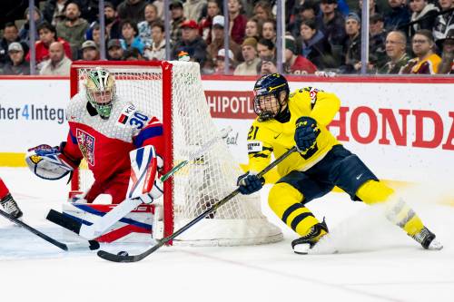 Christopher Katsarov / THE CANADIAN PRESS FILES
                                Winnipeg Jets forward Viggo Bjorck (right) won the 2026 World Junior Championship with Team Sweden and suited up as a first-line centre for his home nation during the men&rsquo;s World Championship back in May.