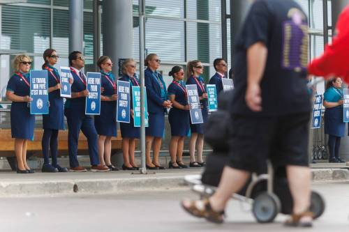 MIKE DEAL / FREE PRESS
                                Members of CUPE Local 8125, which represents approximately 4,400 WestJet flight attendants across Canada, take part in a &lsquo;Day of Action&rsquo; at the departures entrance level at Winnipeg Richardson International Airport on Tuesday.