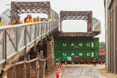 Span 15 of the Arlington Bridge is removed Thursday morning. (Mike Deal / Free Press)