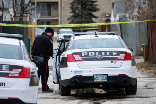 DANIEL CRUMP/ FREE PRESS FILES
                                Winnipeg Police at the scene of Stewart Andrews shooting on April 18, 2020.