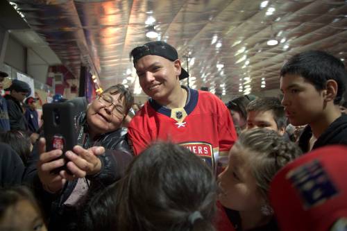 MELISSA MARTIN / FREE PRESS FILES
                                Florida Panthers&rsquo; rookie Brady Keeper receives hero&rsquo;s welcome from hometown crowd in Cross Lake, Manitoba. Brady Keeper poses for a selfie with a fan at a homecoming party at the Cross Lake arena. April 17, 2019