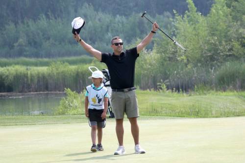 Thomas Friesen / Brandon Sun
                                Steinbach&rsquo;s Doug Penner celebrates with son Liam after sinking the winning putt in the final round of the Golf Manitoba men&rsquo;s mid-amateur at Quarry Oaks Golf Course on Wednesday.