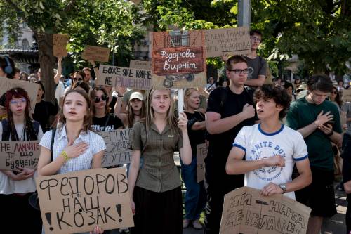 Jedrzej Nowicki / The New York Times
                                Demonstrators gather to protest the dismissal of the country&rsquo;s defence minister, Mykhailo Fedorov, outside the Ivan Franko Theater in Kyiv, Ukraine, on July 16.