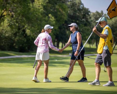 BROOK JONES / FREE PRESS files
                                Cathy Derewianchuk (centre) congratulates Rhonda Orr in last year&rsquo;s women&rsquo;s senior championship. Derewianchuk is leading after day one of this year&rsquo;s edition.