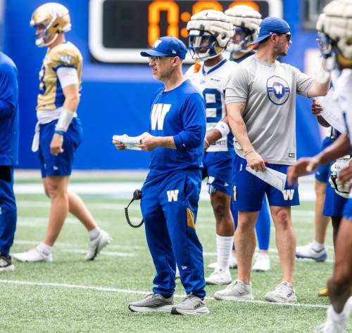MIKAELA MACKENZIE / FREE PRESS
                                Winnipeg Blue Bombers offensive co-ordinator Tommy Condell (centre) said after Monday&rsquo;s practice that he is seeking input from the players on his play-calling.