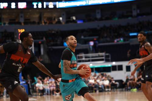 NEIL NOONAN PHOTO
                                Winnipeg Sea Bears guard Xavier Moon drives to the basket against the Ottawa BlackJacks at Canada Life Centre on Friday.