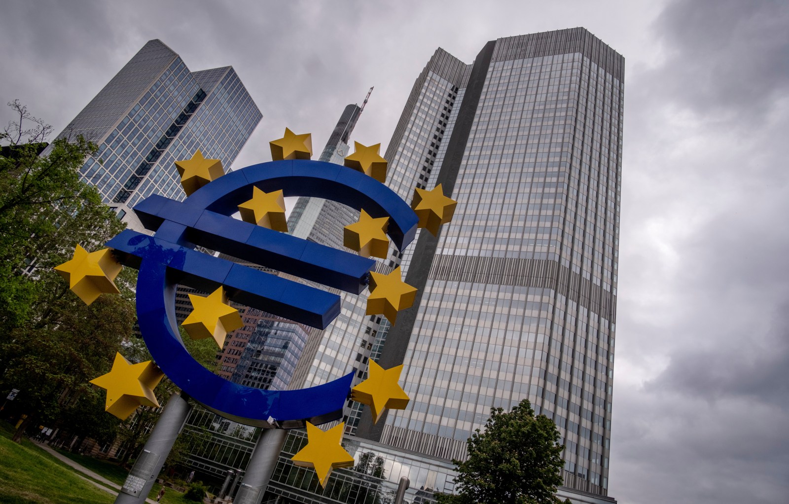 Europe's central bank holds rate steady amid swings in oil prices