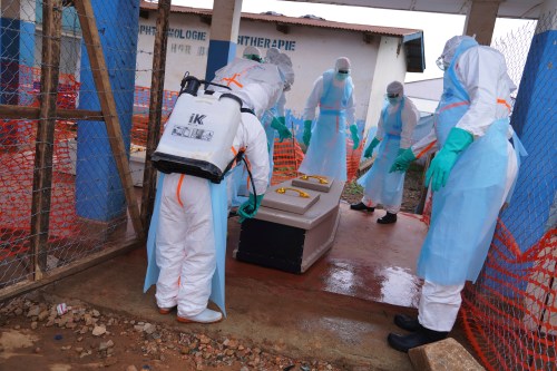 Profissionais de saúde desinfetam o caixão de uma vítima de ebola no Centro de Tratamento de Ebola do Hospital Geral de Bunia, em Ituri, Congo, quarta-feira, 22 de julho de 2026. (Foto AP/Dirole Lotsima Dieudonne)