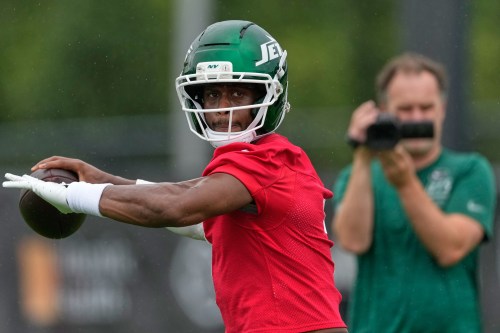 New York Jets quarterback Geno Smith throws during practice at the team’s NFL football training camp in Florham Park, N.J., Thursday, July 30, 2026. (AP Photo/Seth Wenig)