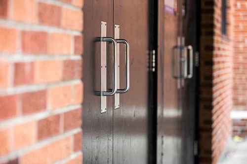 MIKAELA MACKENZIE / WINNIPEG FREE PRESS

A school door, for a story on teacher misconduct, in Winnipeg on Friday, Sept. 23, 2022.  For Katrina story.
Winnipeg Free Press 2022.