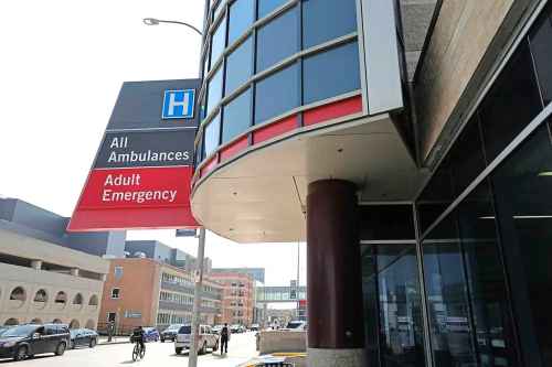 Health Sciences Centre emergency room sign (Ruth Bonneville/Free Press files)