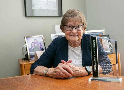BROOK JONES/FREE PRESS
                                Rossbrook House volunteer Leslie Galloway has retired after 50 years of volunteering with the community organization. Galloway is pictured with a volunteer award she was presented with by Rossbrook House in 2023 for her dedication to making a difference in the lives of children and youth.