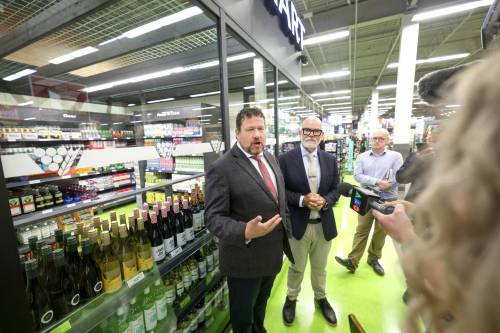 RUTH BONNEVILLE / FREE PRESS
                                Glen Simard, Minister of Municipal and Northern Relations (left) and Robert Holmberg, Executive Vice President, Liquor and Cannabis, Manitoba Liquor & Lotteries, at the newest Liquor Mart at Northgate Shopping Centre on Thursday.