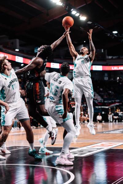 CEBL PHOTO
                                Winnipeg Sea Bears&rsquo; Trey McGowens goes up for the basket as D.J. Burns (centre) and Simon Hildebrandt (left) look to assist against the Vancouver Bandits Saturday.