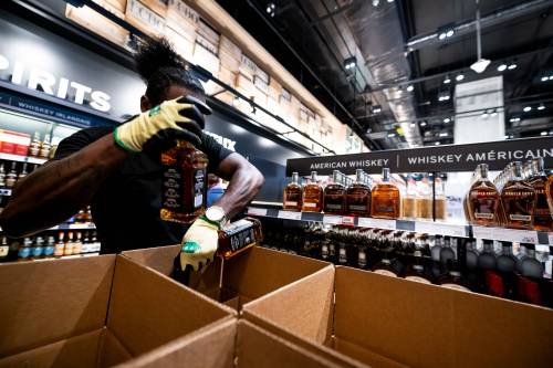 FILE/Christopher Katsar Luna/Bloomberg
                                A worker removes bottles of American-made Jack 
Daniel&rsquo;s whiskey from a liquor store in Toronto.