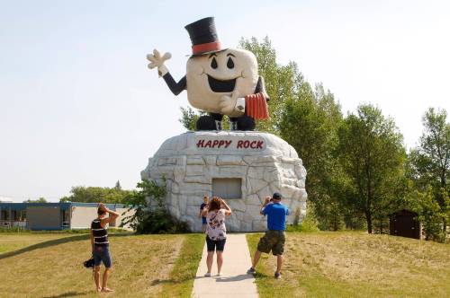 MIKE DEAL / WINNIPEG FREE PRESS
                                The Happy Rock in the town of Gladstone is among the larger-than-life monuments attracting travellers to towns across Canada.