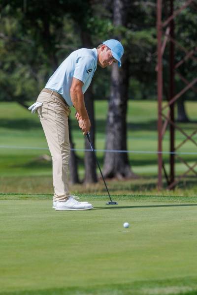 MIKE DEAL / FREE PRESS
                                Despite falling from just one shot back of the lead to being tied for 40th after Friday, Winnipegger Braxton Kuntz has made the cut for the first time at the Manitoba Open. He previously played three times on sponsor&rsquo;s exemptions.