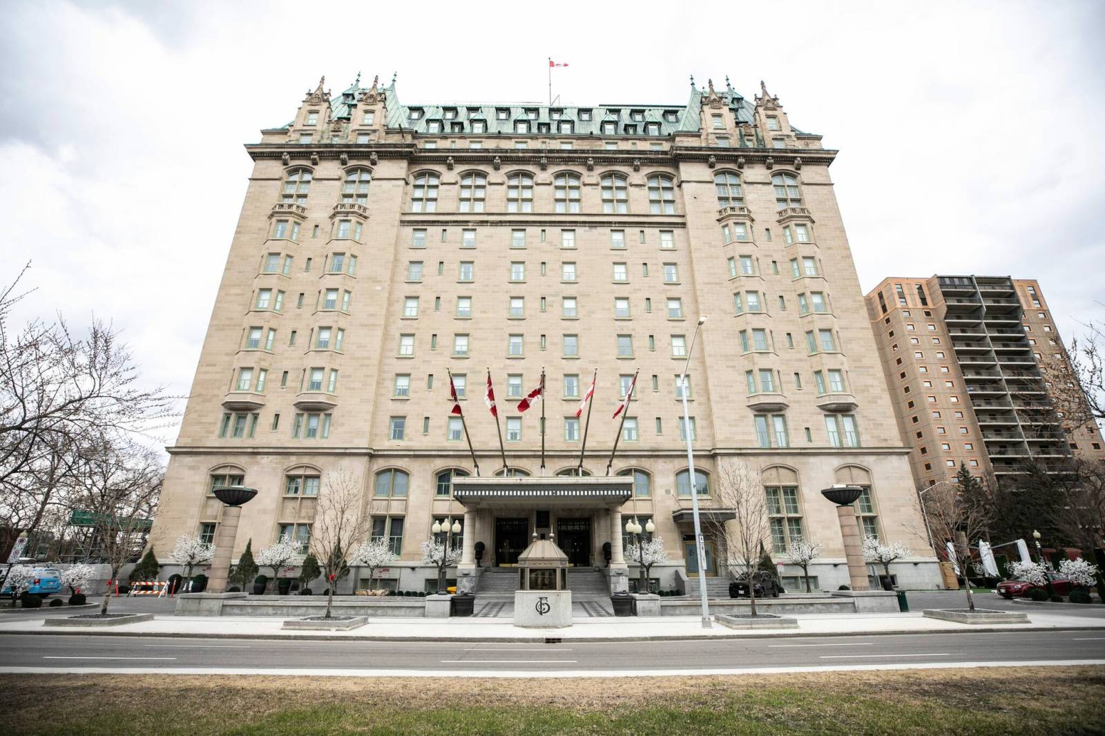 winnipegfreepress.com - Chris Kitching - Owners, agents reviewing bids to purchase Fort Garry Hotel
