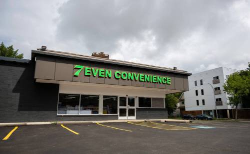 ROBERT LEE / FREE PRESS
                                The 7 Even store on Ellice Ave. is closed with an empty parking lot in front in Winnipeg.