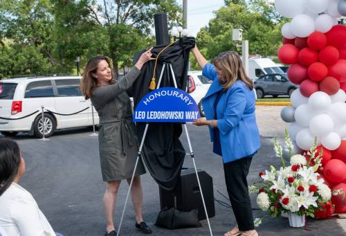 ROBERT LEE / FREE PRESS
                                Councillor Janice Lukes, left, and Lea Ledohowski, Leo&rsquo;s daughter and President of Canad Inns, unveil the signage for the honorary Leo Ledohowski Way.