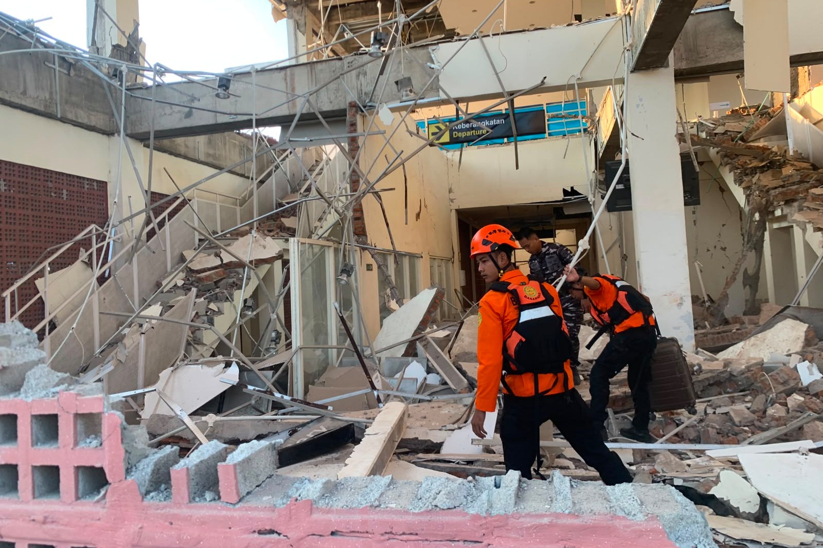 Rescuers in Indonesia recover 6 more bodies in earthquake aftermath, raising death toll to 53