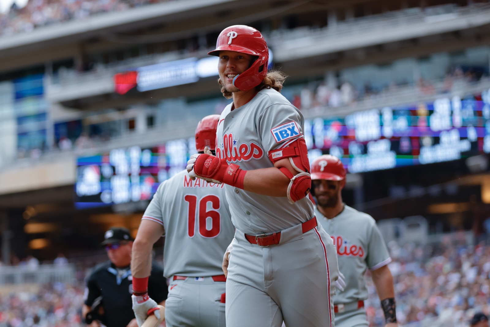 De La Cruz hits go-ahead single, Phillies overcome five-run deficit to beat Minnesota 7-5