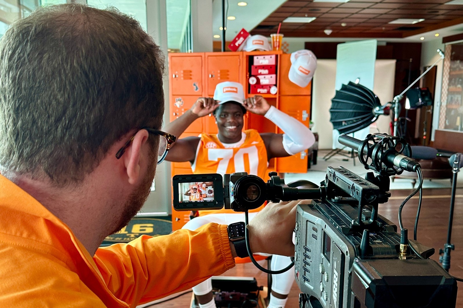 winnipegfreepress.com - Teresa M. Walker, The Associated Press - Inside Tennessee's NIL 'carwash' day, a multimedia smorgasbord to help athletes cash in