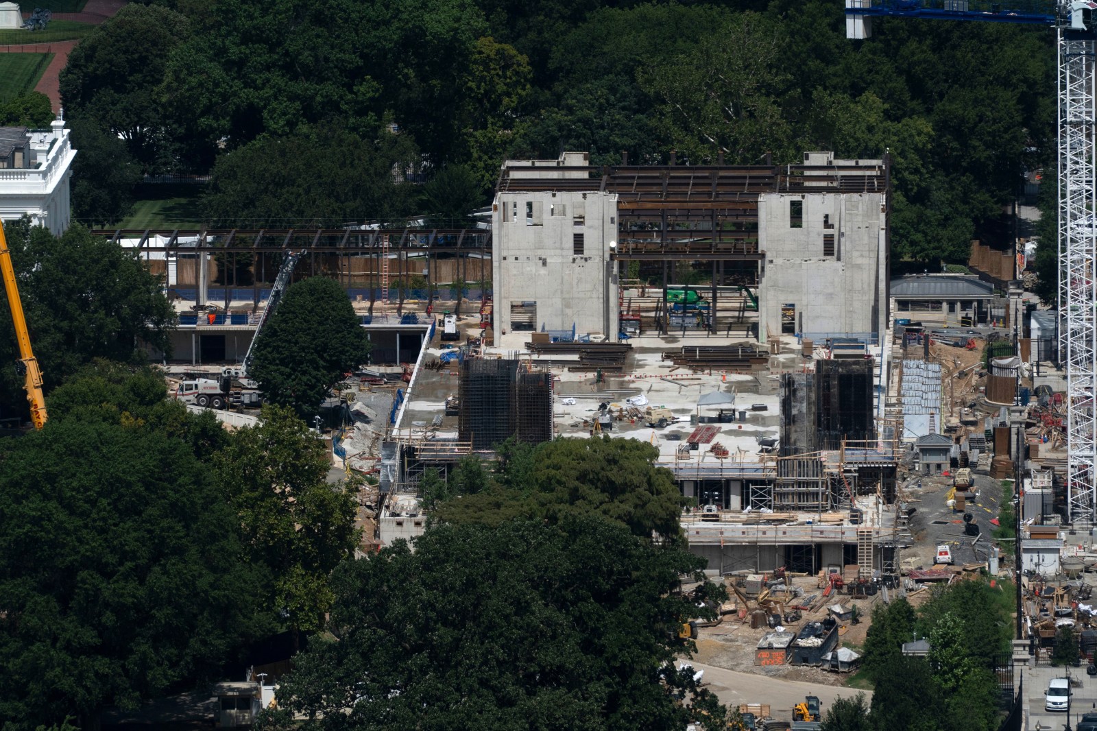winnipegfreepress.com - Lindsay Whitehurst, The Associated Press - Supreme Court lets White House continue construction on Trump's $400 million ballroom