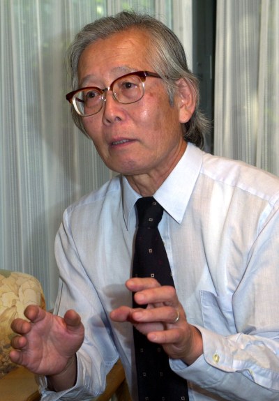 FILE - Japanese Nobel Prize winner, chemist Hideki Shirakawa, speaks with Swedish Embassy Minister Karl Leifland at his home in Yokohama, south of Tokyo, on Oct. 11, 2000. (AP Photo/Tsugufumi Matsumoto, File)