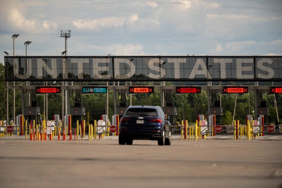 Vehicles approach the United States border at Saint Bernard de Lacolle, Que., in 2025. (Christopher Katsarov / The Canadian Press files)
