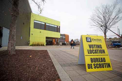 MIKE DEAL / WINNIPEG FREE PRESS
A voter heads into the voting station at the Youth for Christ building, 333 King Street, early Wednesday morning to take part in Winnipeg’s civic election.
221026 - Wednesday, October 26, 2022.
