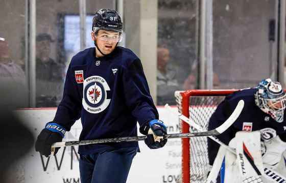 Cole Perfetti has the skill set and smarts that should help him mesh well with Mark Scheifele and Kyle Connor, writes Ken Wiebe. (John Woods / Free Press)