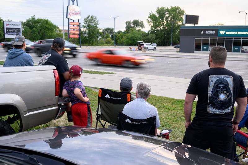 Mike Sudoma/Free Press A group watches the Sunday night cruise along a boulevard on Portage Ave near Valour Rd August 9, 2026