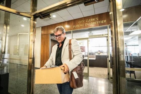 Kevin Klein registers for the mayoral race at City Hall on Thursday. (Mikaela MacKenzie / Free Press)