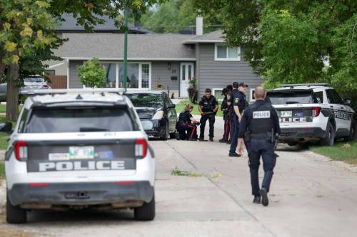 Ruth Bonneville / Free Press
                                Multiple police units on the scene in the area of Byrd Avenue and Davis Crescent including the tactical support team during a standoff at a home on Davis Crescent, Thursday.