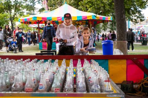 Daniel Crump / Winnipeg Free Press files
                                Christie Marsh (left) and Jordyn Denomme play a ring toss game at Manyfest in 2022. This weekend&rsquo;s Weekender festival is in ways a spiritual successor to Manyfest.