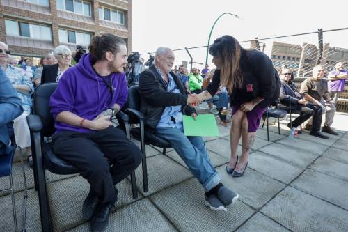RUTH BONNEVILLE / FREE PRESS
                                Housing, Addictions and Homelessness Minister Bernadette Smith shakes hands with resident Robert Liddle after he speaks at the newly opened transitional housing building Friday. Next to Robert is Nicholas Candaele, senior director of N&rsquo;Dinawemak, which operates a community connections team at the site.