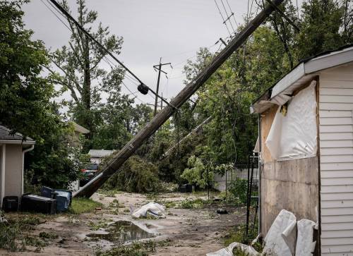 JOHN WOODS / FREE PRESS
                                Jennifer Boychuck and other residents and crews in River Heights Monday.