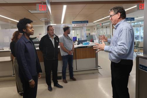 ABIOLA ODUTOLA / THE BRANDON SUN
                                Manitoba Health Minister Uzoma Asagwara (left) talks with Shared Health executive director for capital, Craig Doerksen, in the waiting area of the emergency department at Dauphin Regional Health Centre on Monday afternoon.
