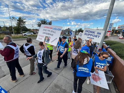 Workers on strike outside a Dynacare at 55 Marion St. in Winnipeg. (Mike Deal / Free Press)