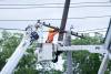 RUTH BONNEVILLE / FREE PRESS Manitoba Hydro crews work to repair several hydro poles on Lindsay Street. Manitoba Hydro crews continue working to clear downed trees and repair power lines following a fast-moving, violent and destructive storm tore through the neighbourhood Sunday evening.