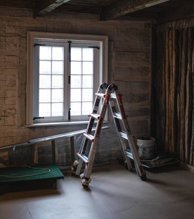 La restauration des fenêtres extérieures, particulièrement coûteuse en raison du caractère unique de chaque ouverture, est prévue lors de la prochaine phase des travaux.