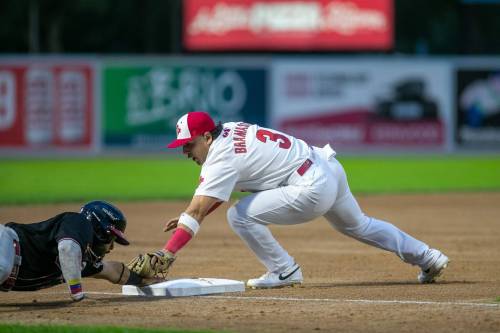 BROOK JONES / FREE PRESS
                                Winnipeg Goldeyes third baseman Ramón Bramasco attempts to tag out Brian Fuentes.