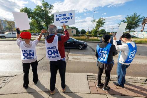 MIKE DEAL / FREE PRESS FILES
                                Dynacare workers walk the picket line outside the Dynacare location at 55 Marion Street Tuesday morning.