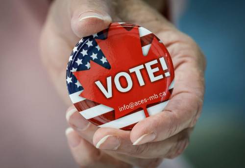 JOHN WOODS / FREE PRESS
                                Barbara Coombs, an American citizen living in Winnipeg, gives information to other Americans about how to vote in the upcoming US elections during an information session at the Bill and Helen Norrie Library Sunday, September 20, 2026. reporter: nicole