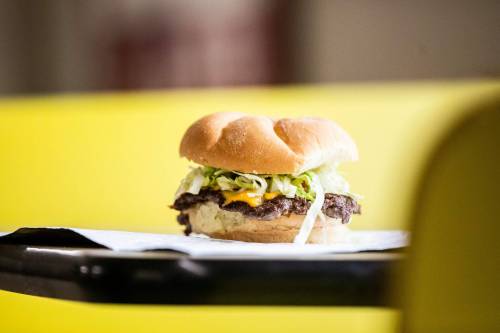 MIKAELA MACKENZIE / FREE PRESS
                                The Dukeճ Burger Co. pickle smash burger at the Ile-des-Chenes Arena on Wednesday, Sept. 23, 2026. For Dave Sanderson story. Free Press 2026