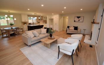 Todd Lewys photos / Free Press
                                The generous foyer at 8436 Roblin Blvd. transitions seamlessly into a warm, welcoming open-concept main living area.