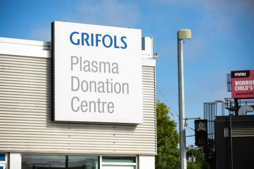 MIKAELA MACKENZIE / FREE PRESS
                                The Grifols plasma donation centre on Taylor Avenue in Winnipeg. Health Canada suspended all plasma collection at the facility Wednesday after two people died following donations at the private company&rsquo;s Winnipeg clinics.