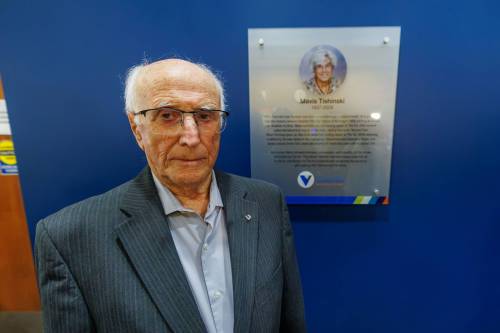 MIKE DEAL / FREE PRESS
                                Will Tishinski with the plaque commemorating the memory of his late wife Mavis at Victoria Hospital, Friday.